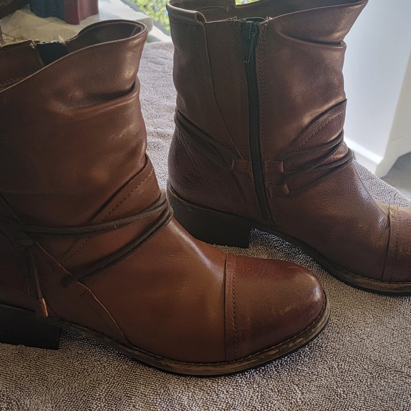 Clark's leather boot. 9" shaft. - Picture 5 of 6